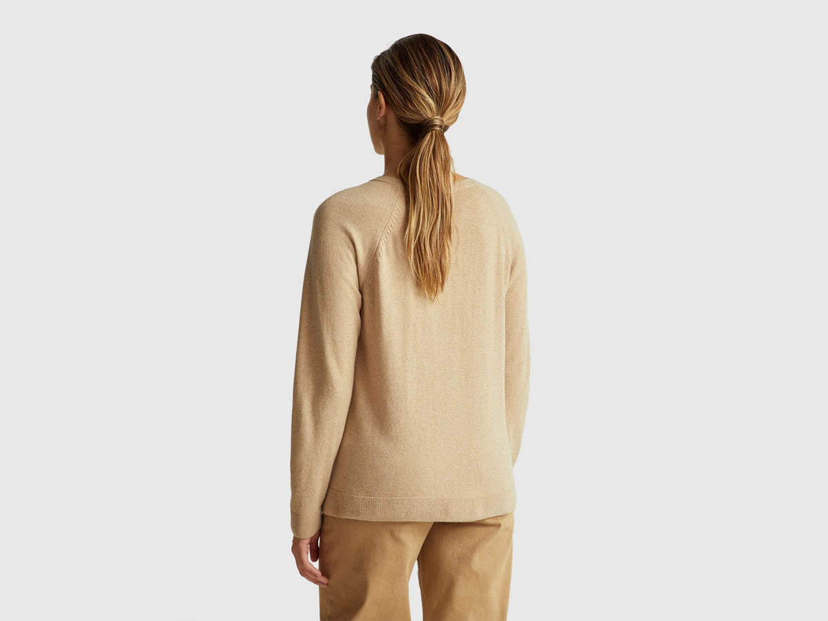 Maglia girocollo beige in misto lana e cashmere