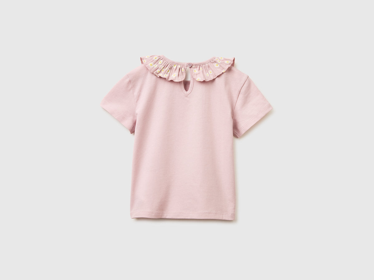 T-shirt con rouches sul colletto