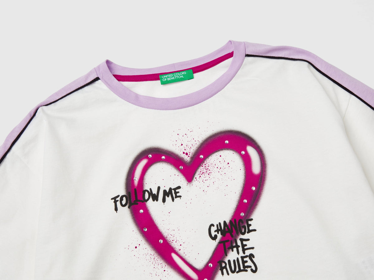 T-shirt con stampa graffiti e strass