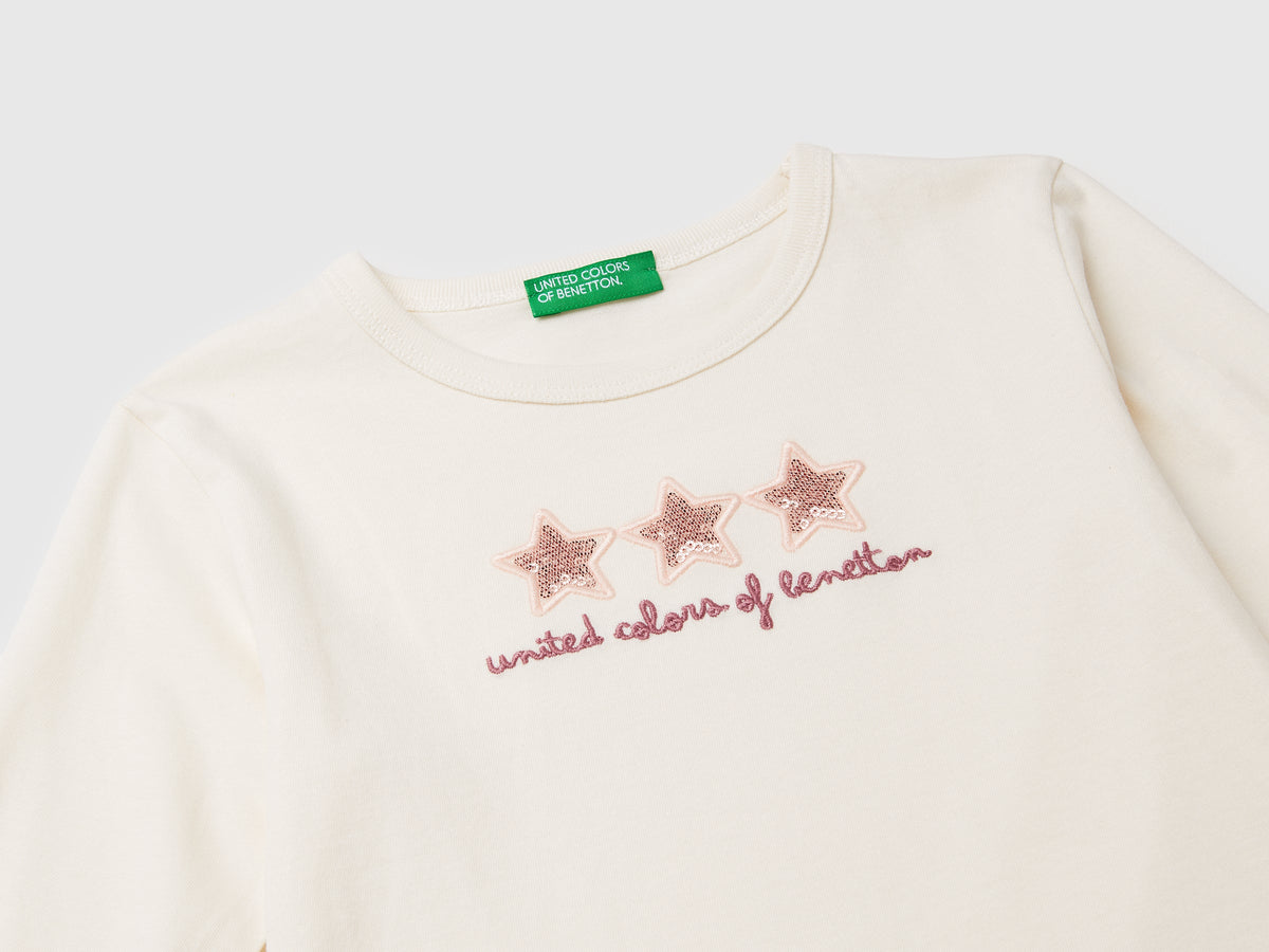 T-shirt con stampa e paillettes