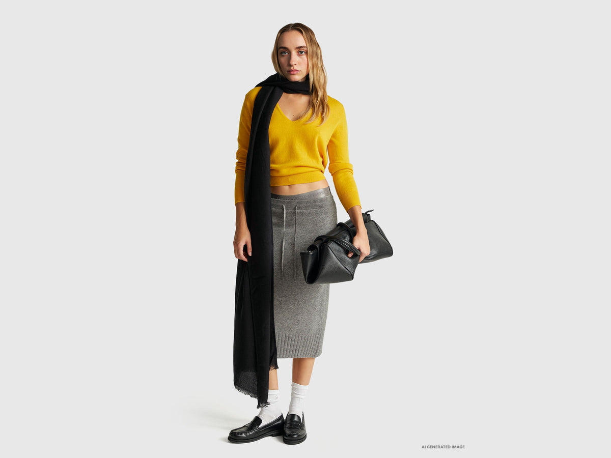Maglione giallo ocra con scollo a V in pura lana Merino