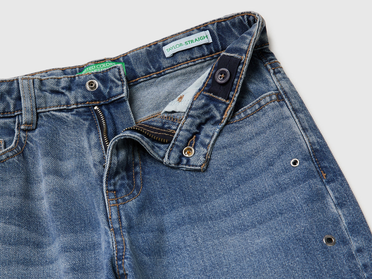 Jeans straight con occhielli