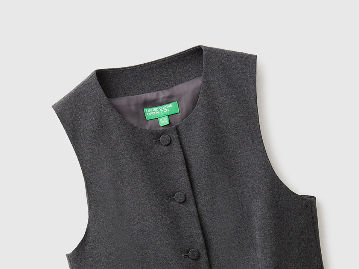 Gilet girocollo con bottoni
