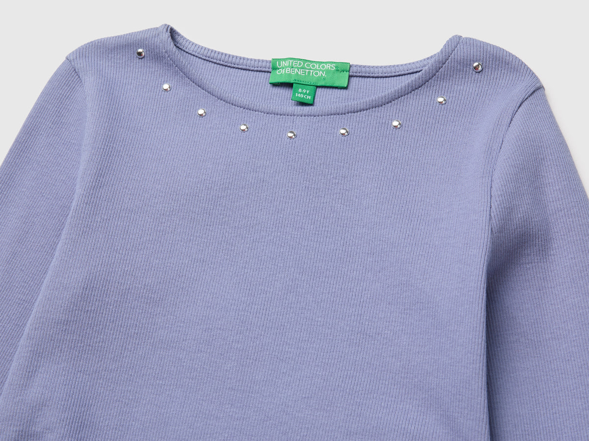 T-shirt con borchiette