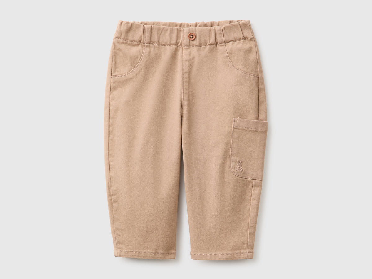 Pantaloni con taschino ricamato