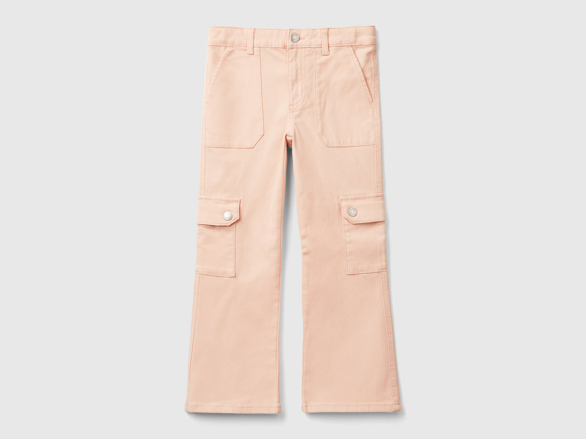 Pantaloni cargo a zampa