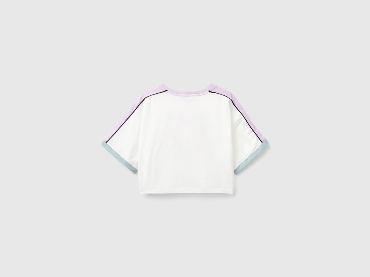 T-shirt con stampa graffiti e strass