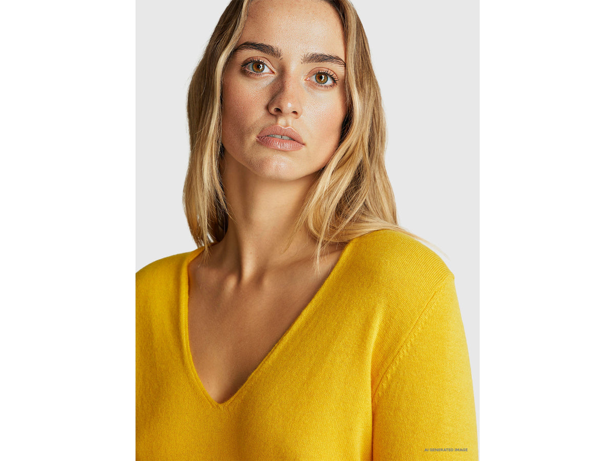 Maglione giallo ocra con scollo a V in pura lana Merino