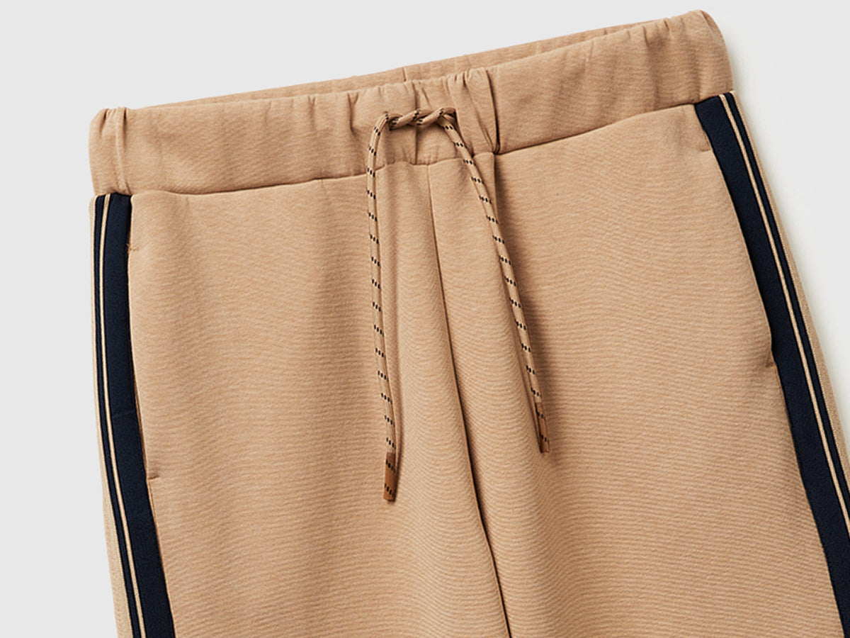 Pantaloni con bande laterali rigate