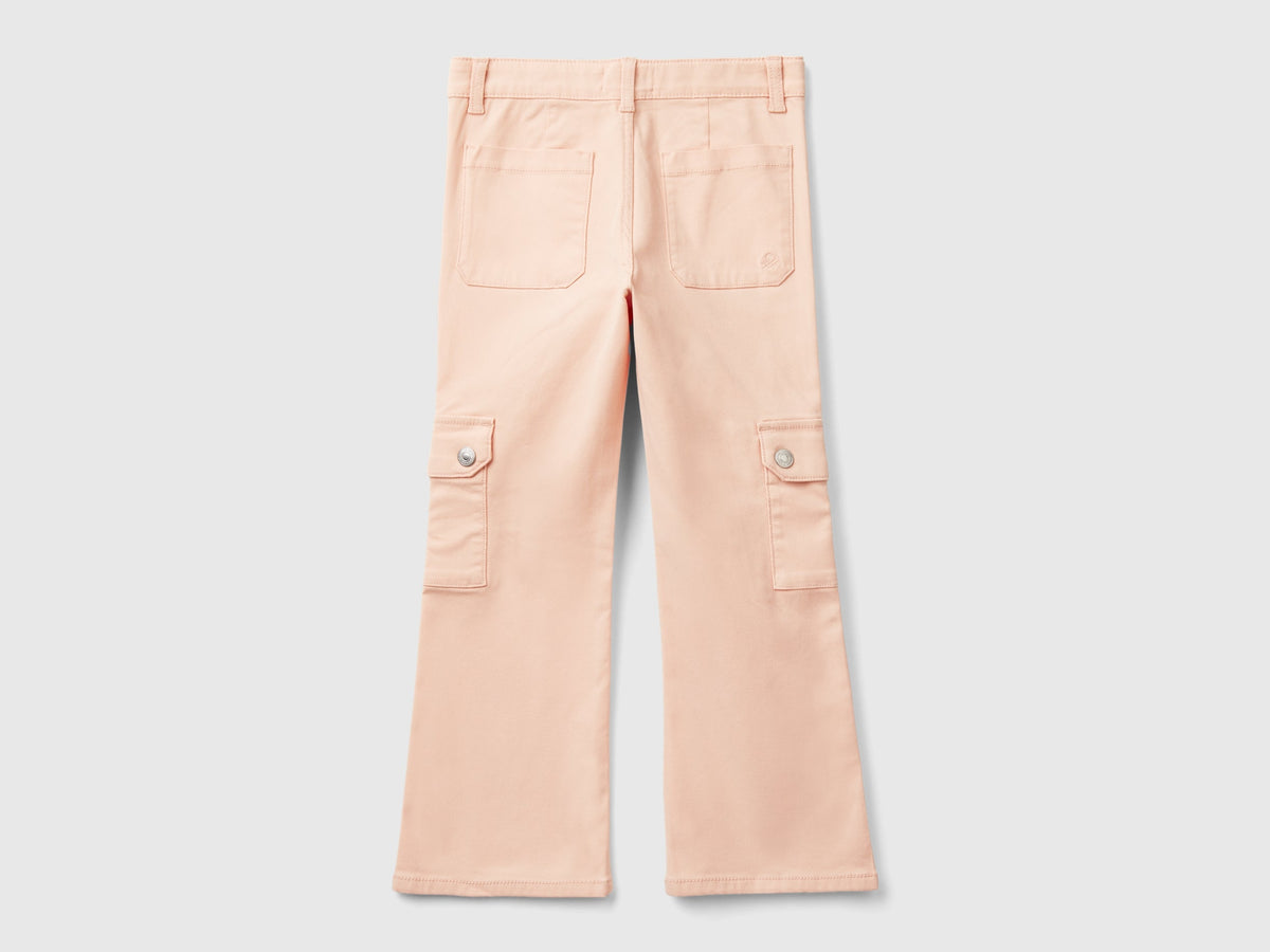 Pantaloni cargo a zampa