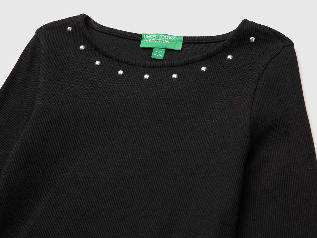 T-shirt con borchiette