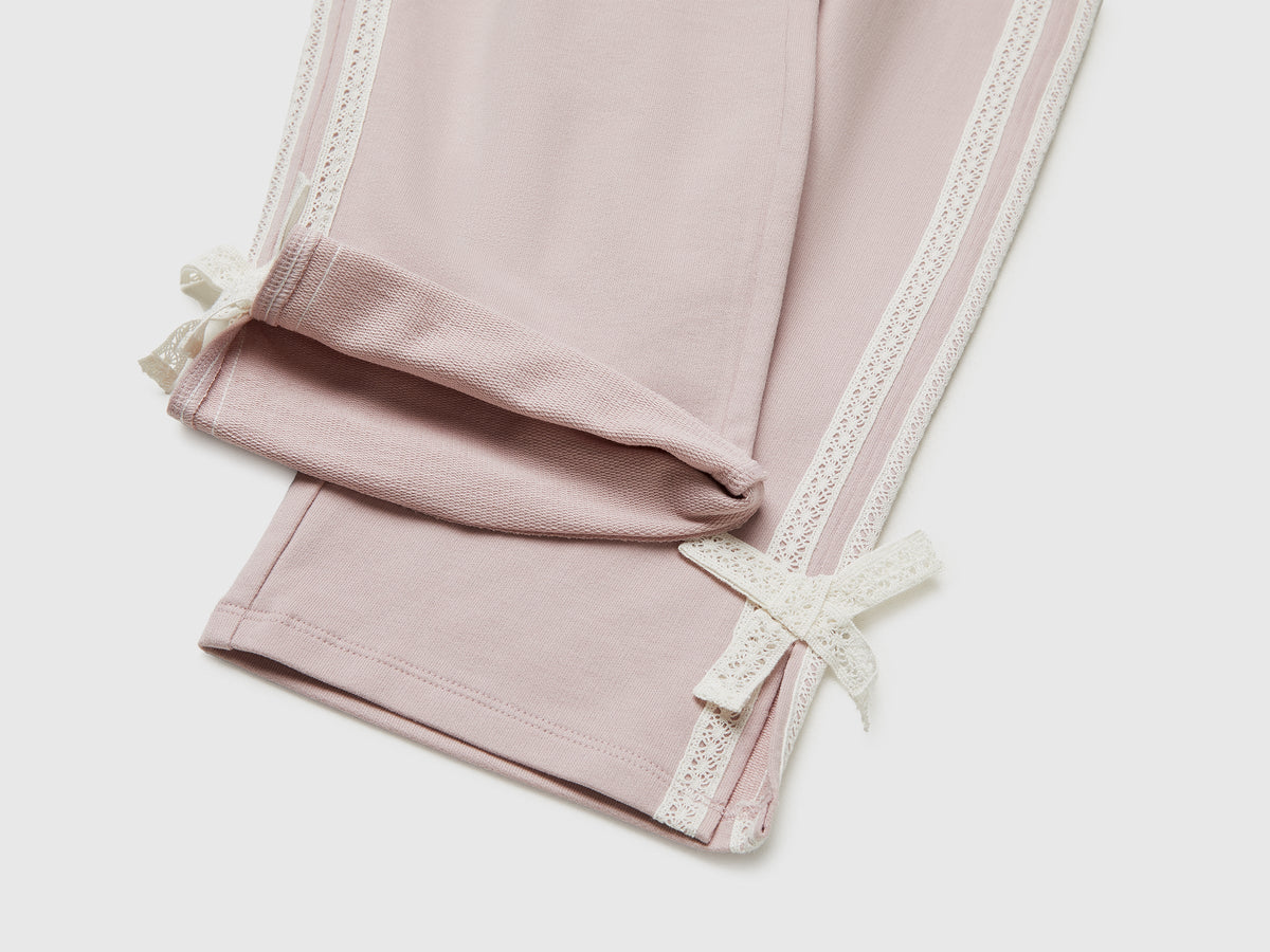 Pantaloni con pizzo e fiocchetti