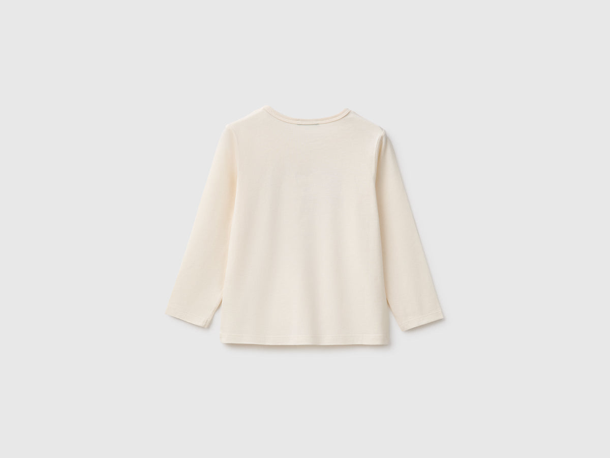 T-shirt con stampa e paillettes