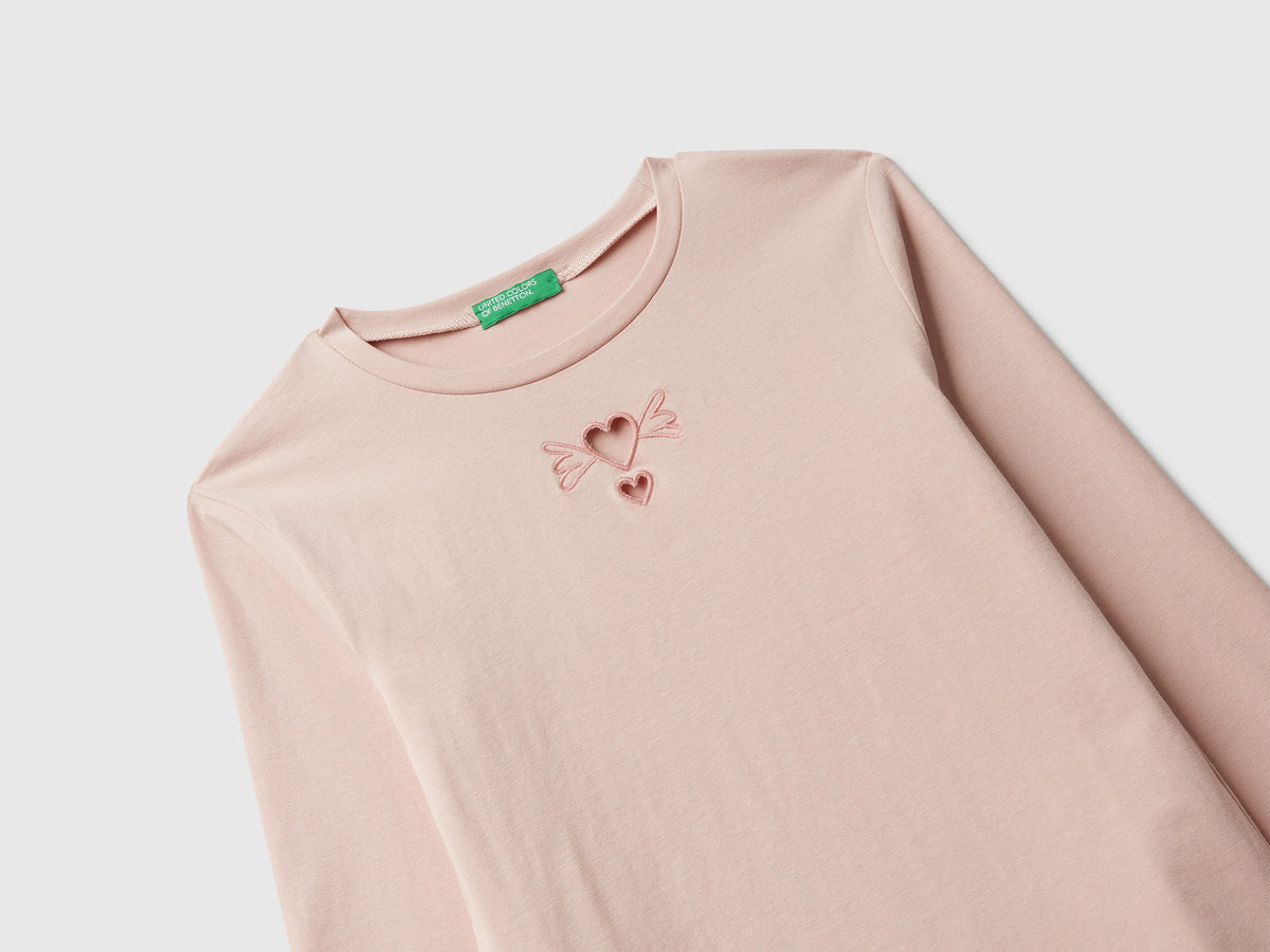 T-shirt con cuori cut out