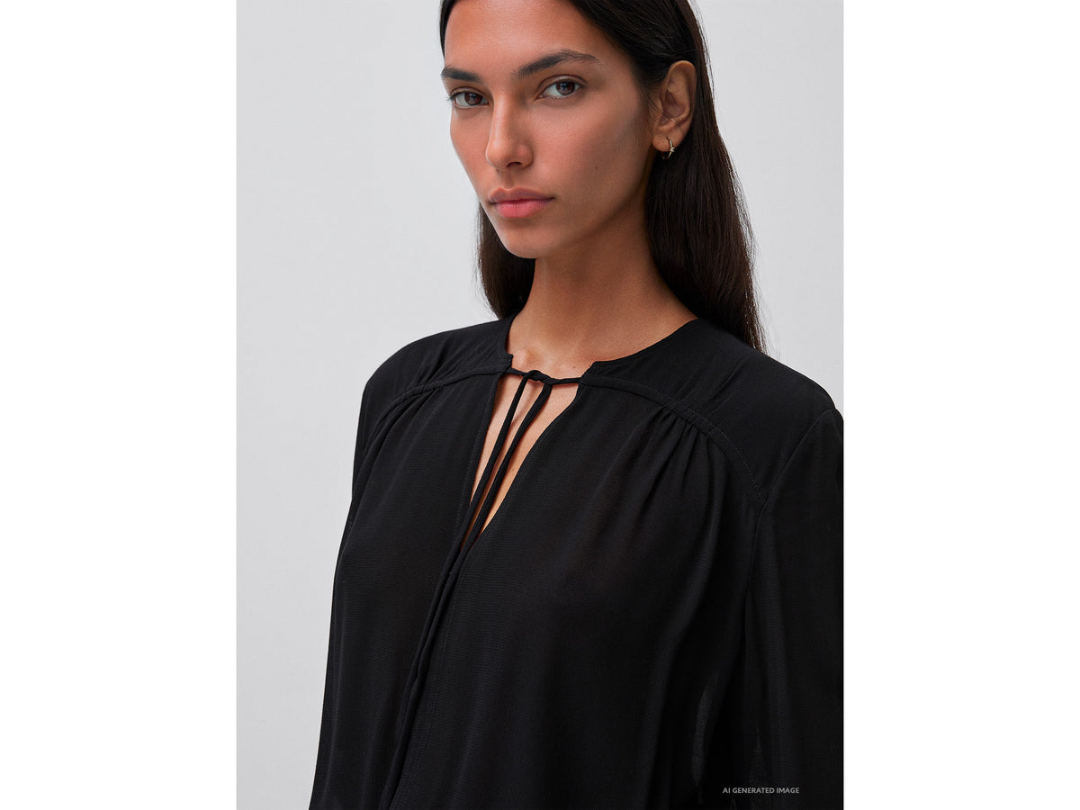 Blusa fluida con laccetto