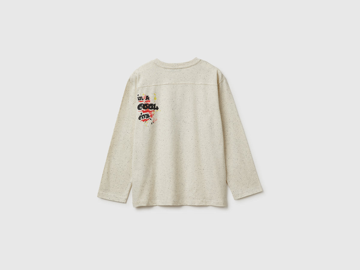 T-shirt con stampa graffiti