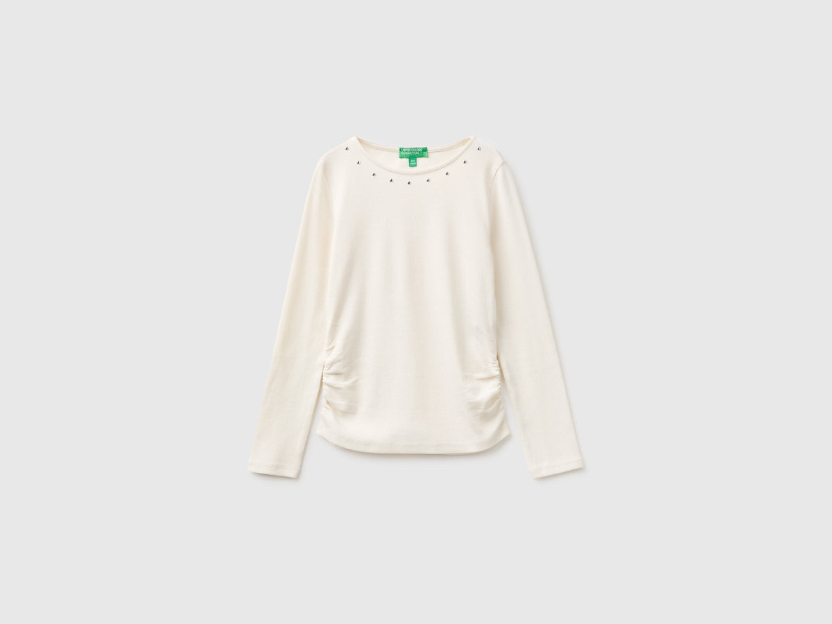 T-shirt con borchiette