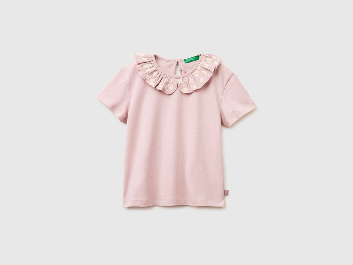 T-shirt con rouches sul colletto