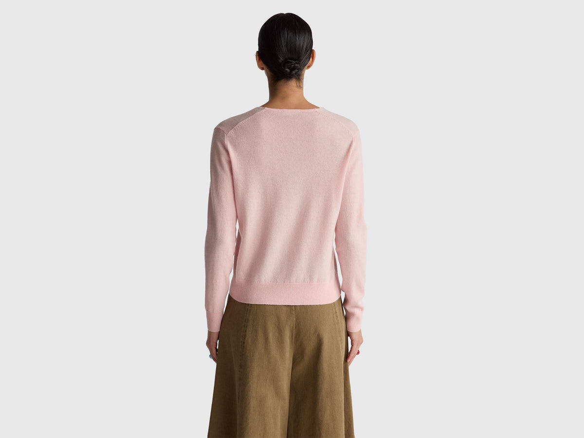 Maglione rosa cipria con scollo a V in pura lana Merino