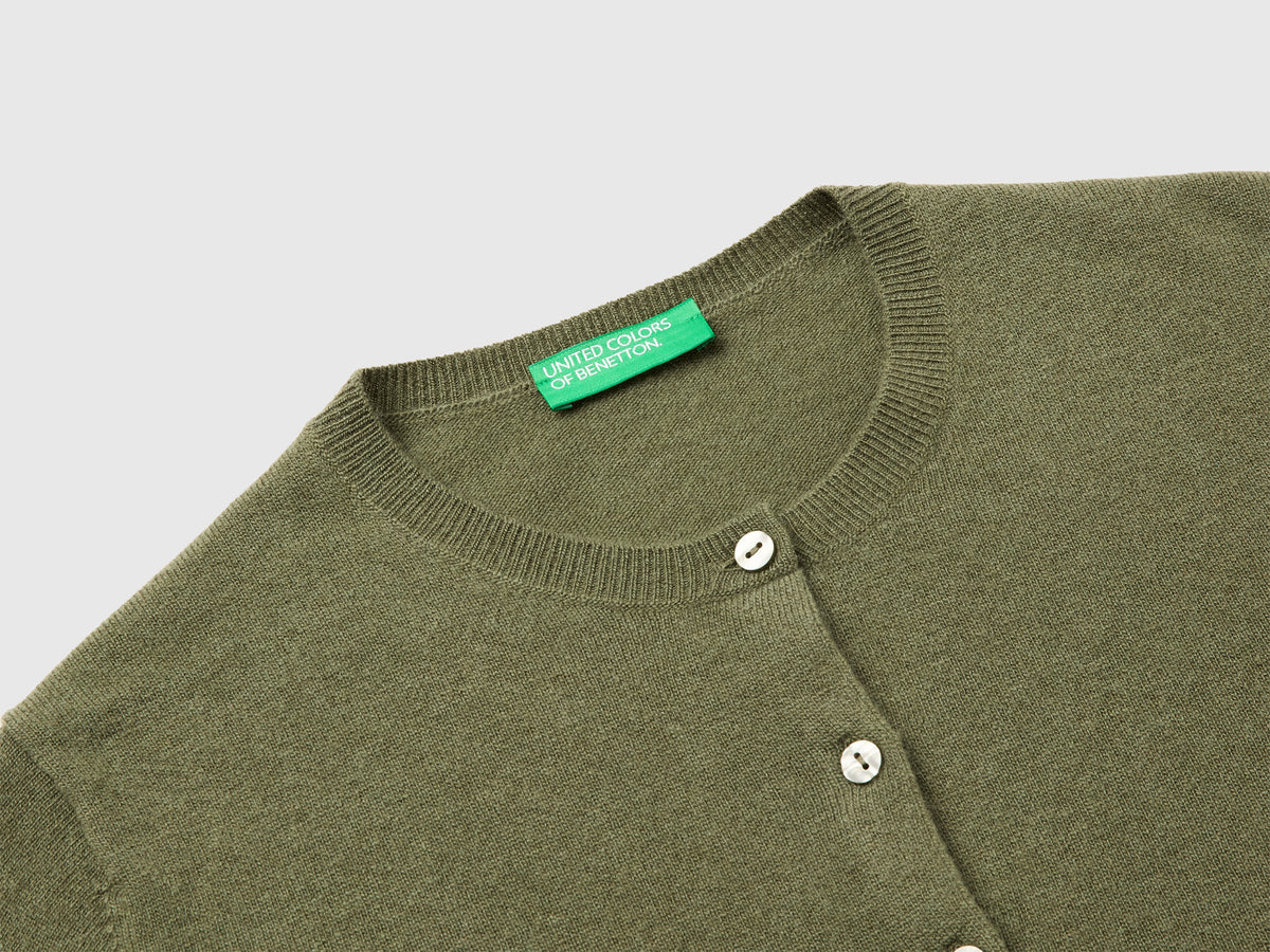 Cardigan girocollo verde militare in pura lana Merino