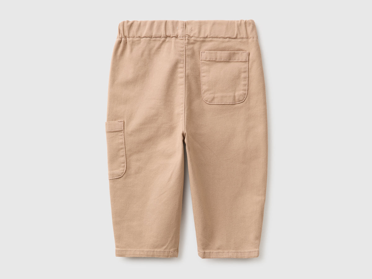 Pantaloni con taschino ricamato