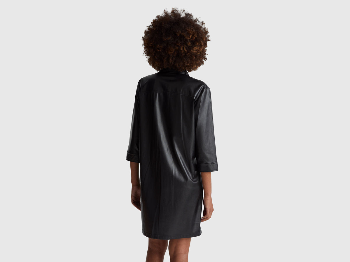 Vestito con colletto in tessuto spalmato