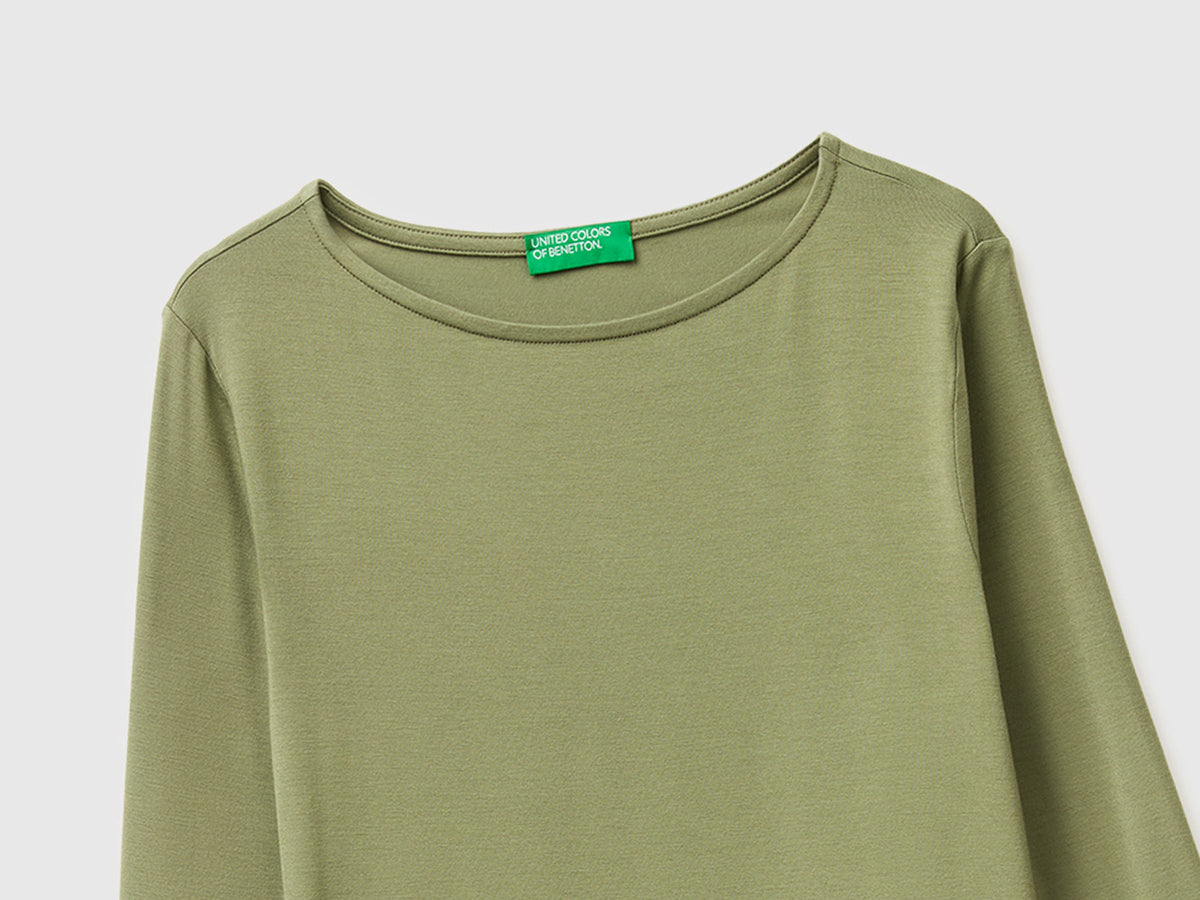 T-shirt con scollo a barchetta