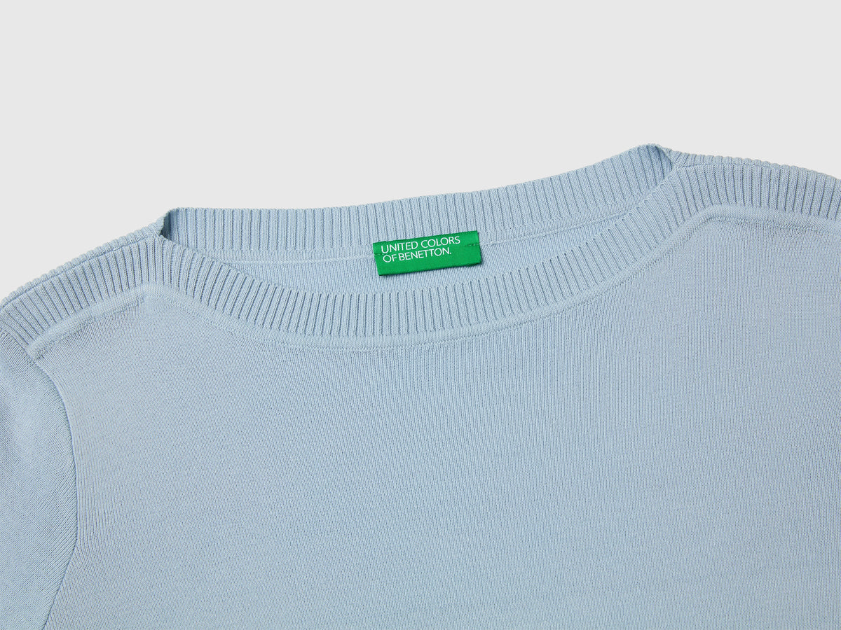 Maglia azzurra con scollo a barchetta