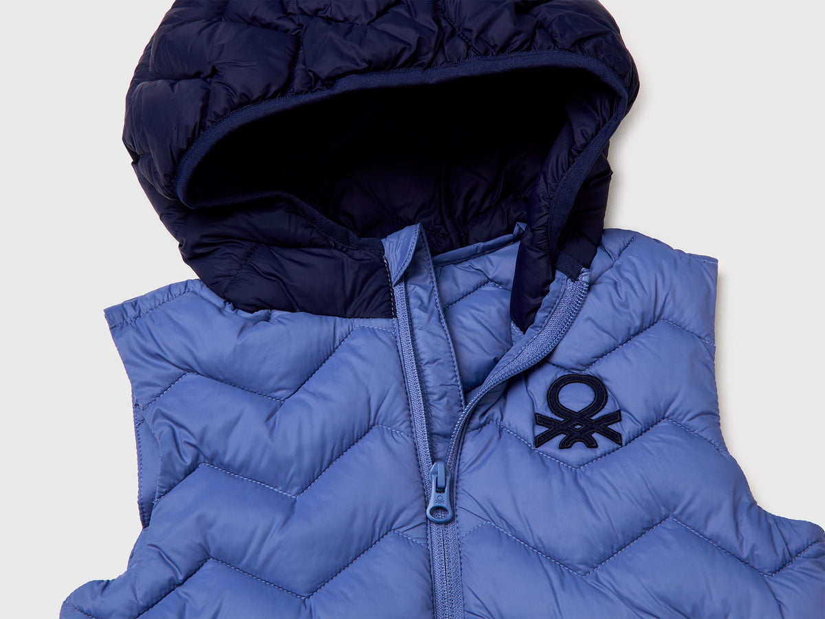 Gilet imbottito con cappuccio