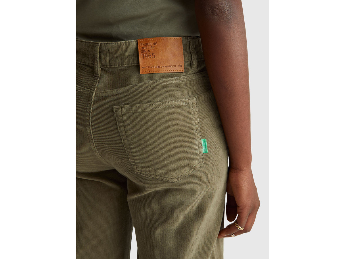 Pantaloni wide fit in velluto
