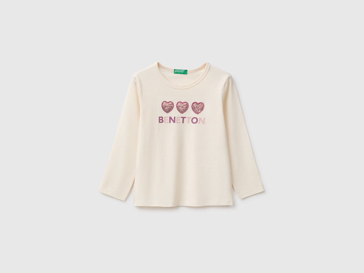 T-shirt con stampa e paillettes
