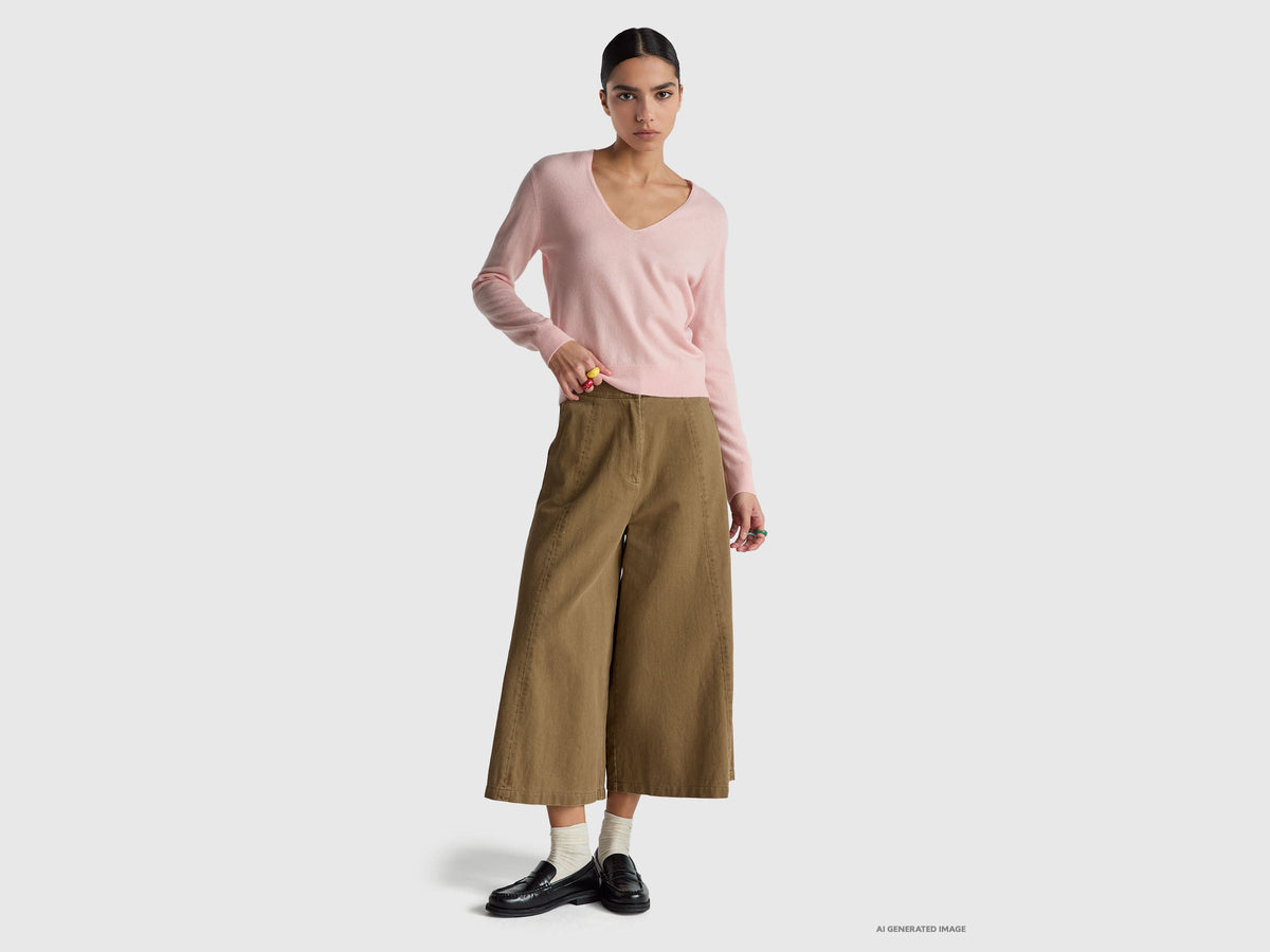Maglione rosa cipria con scollo a V in pura lana Merino
