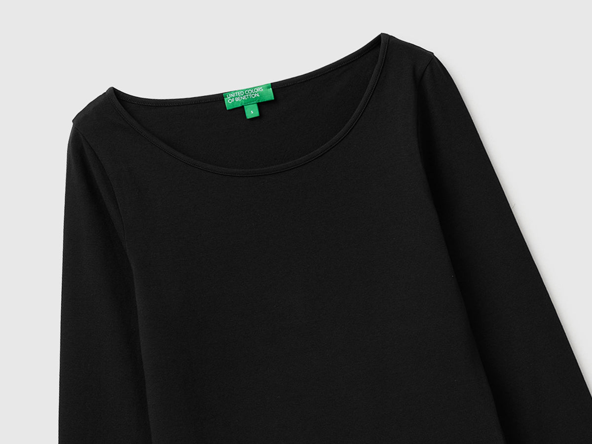 T-shirt slim fit con scollo ampio