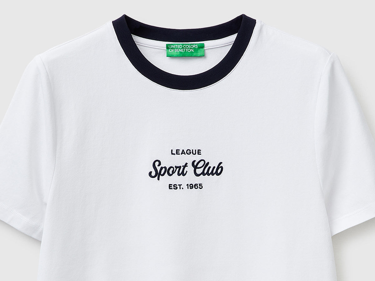 T-shirt con stemma ricamato