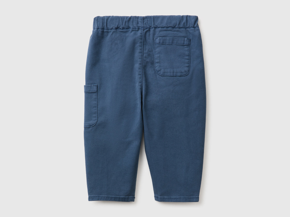 Pantaloni con taschino ricamato