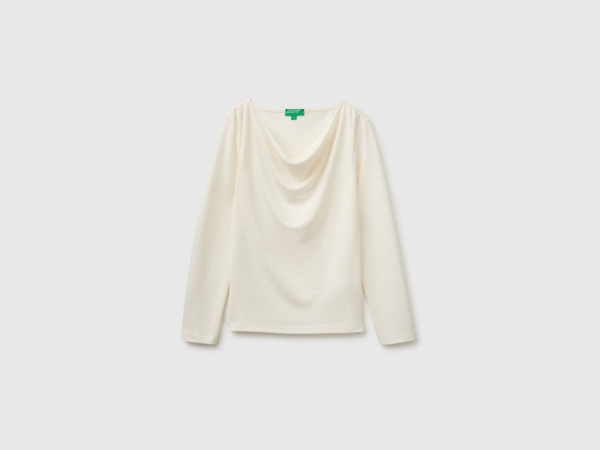 Maglietta con drappeggio sullo scollo