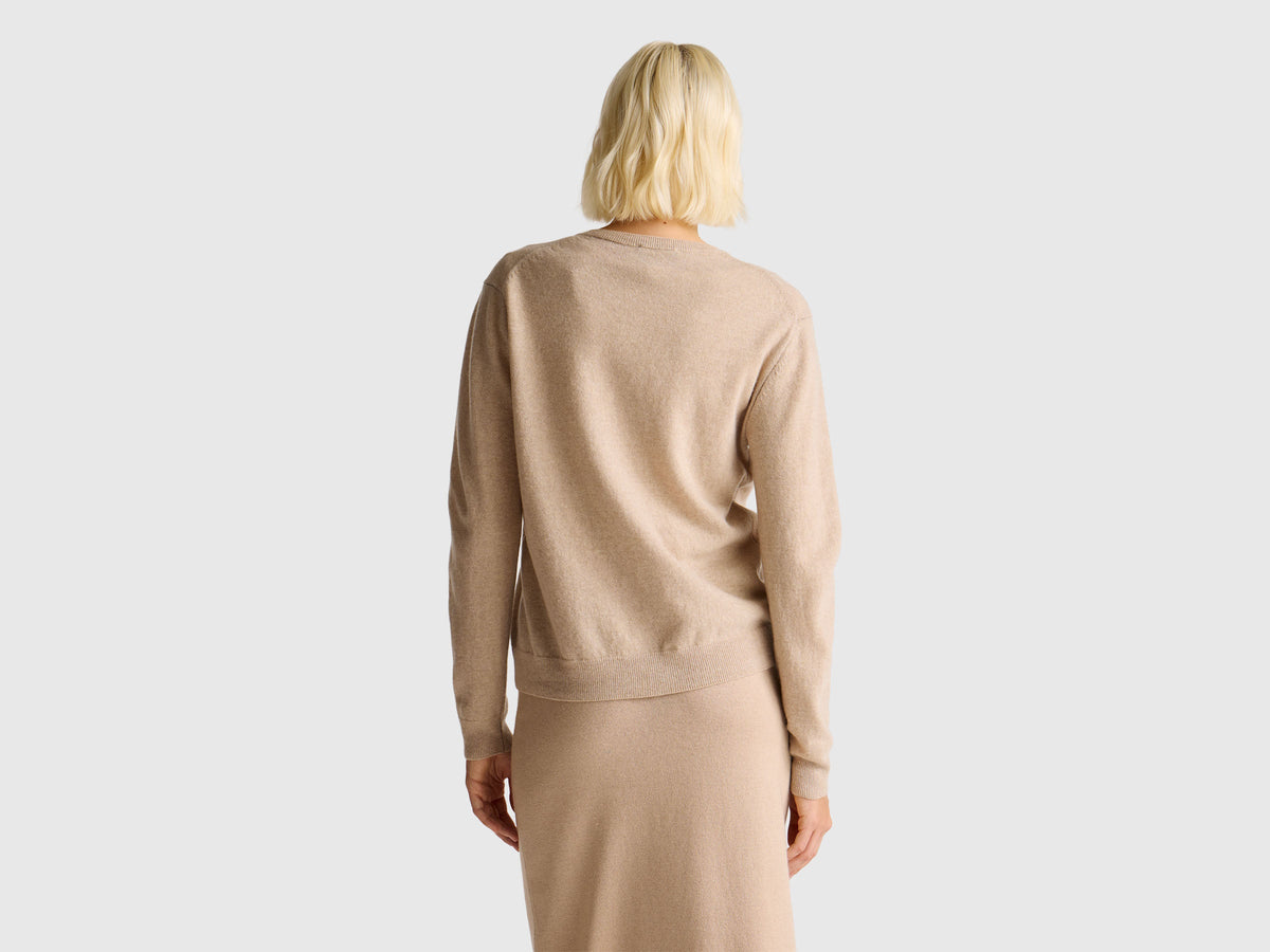Cardigan girocollo beige in pura lana Merino
