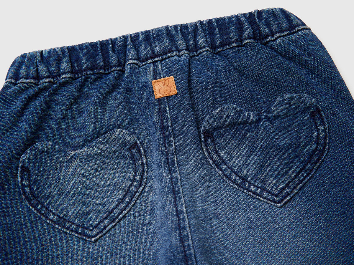 Jeans con ricamo floreale