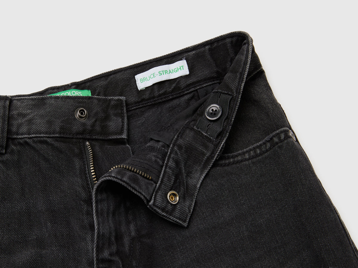 Jeans straight fit con rotture