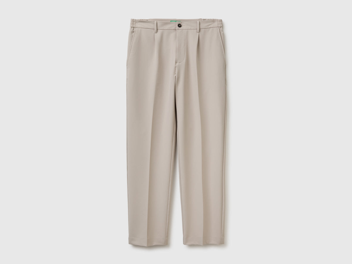 Pantaloni con pinces e piega