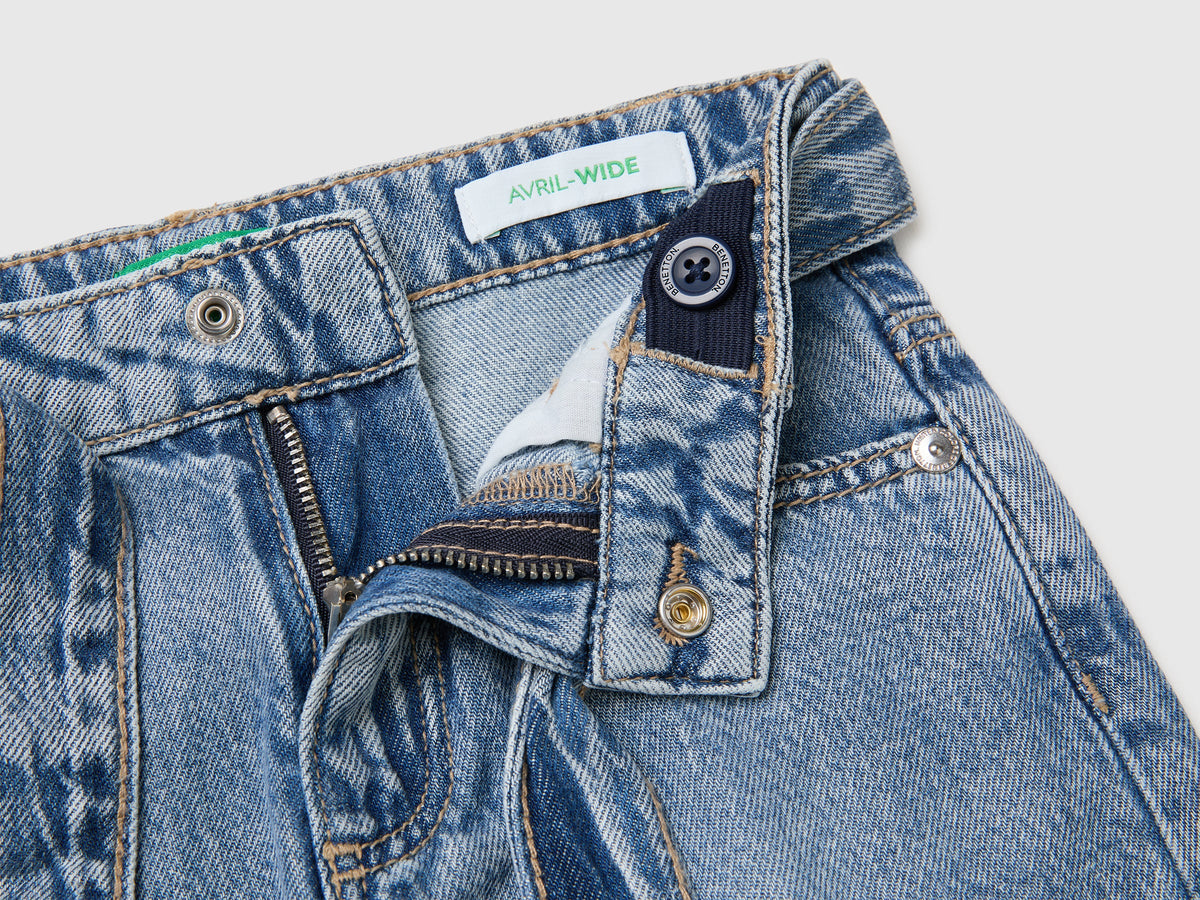 Jeans wide fit con cinturina