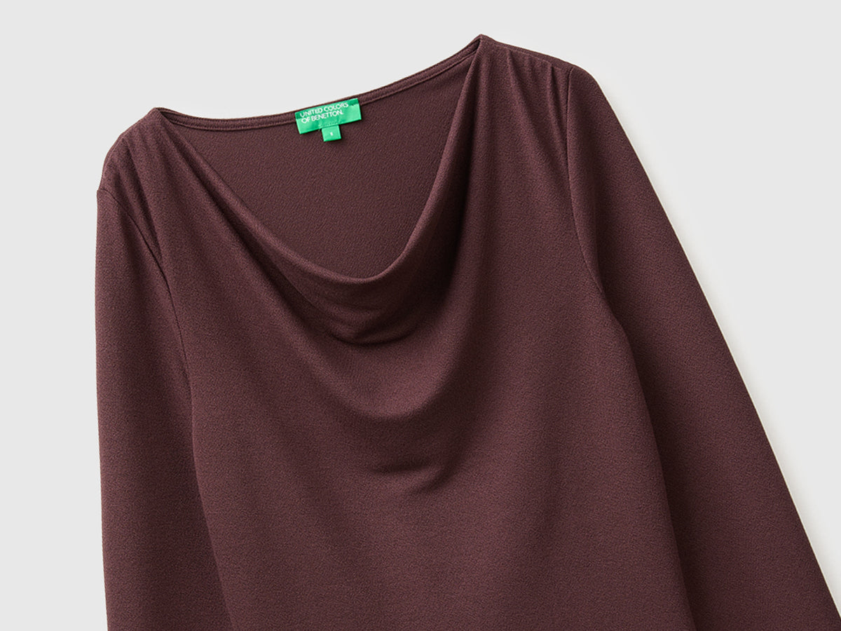 Maglietta con drappeggio sullo scollo