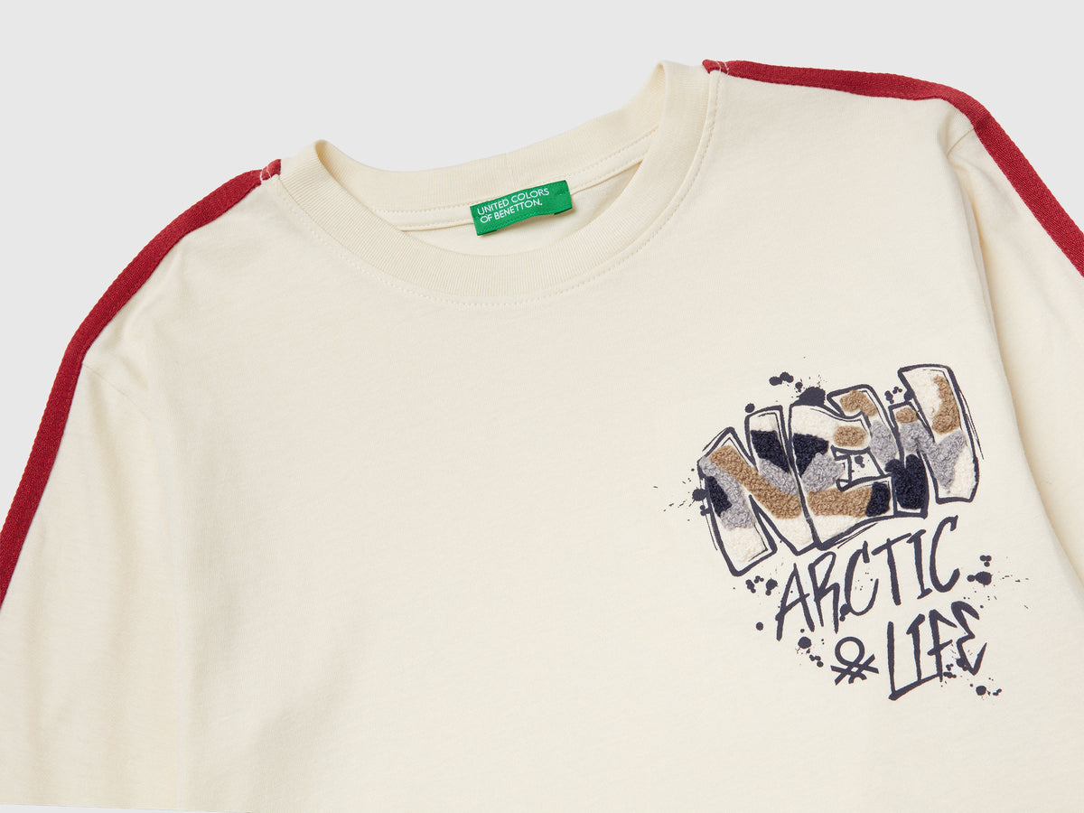 T-shirt con stampa graffiti