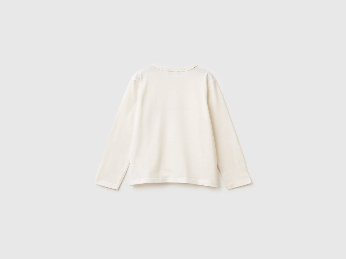 T-shirt con stampa e paillettes