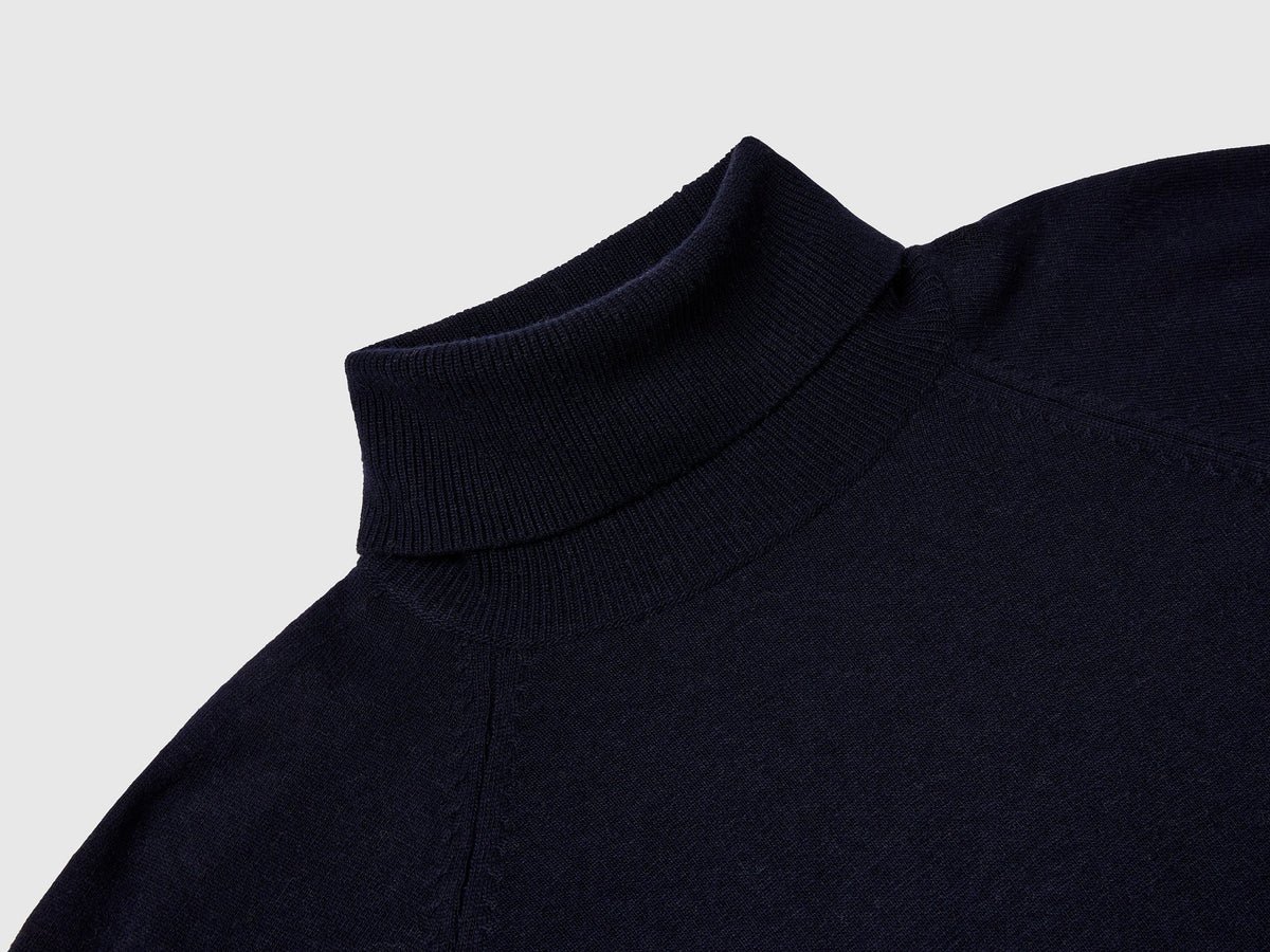 Maglione dolcevita blu notte in misto lana e cashmere