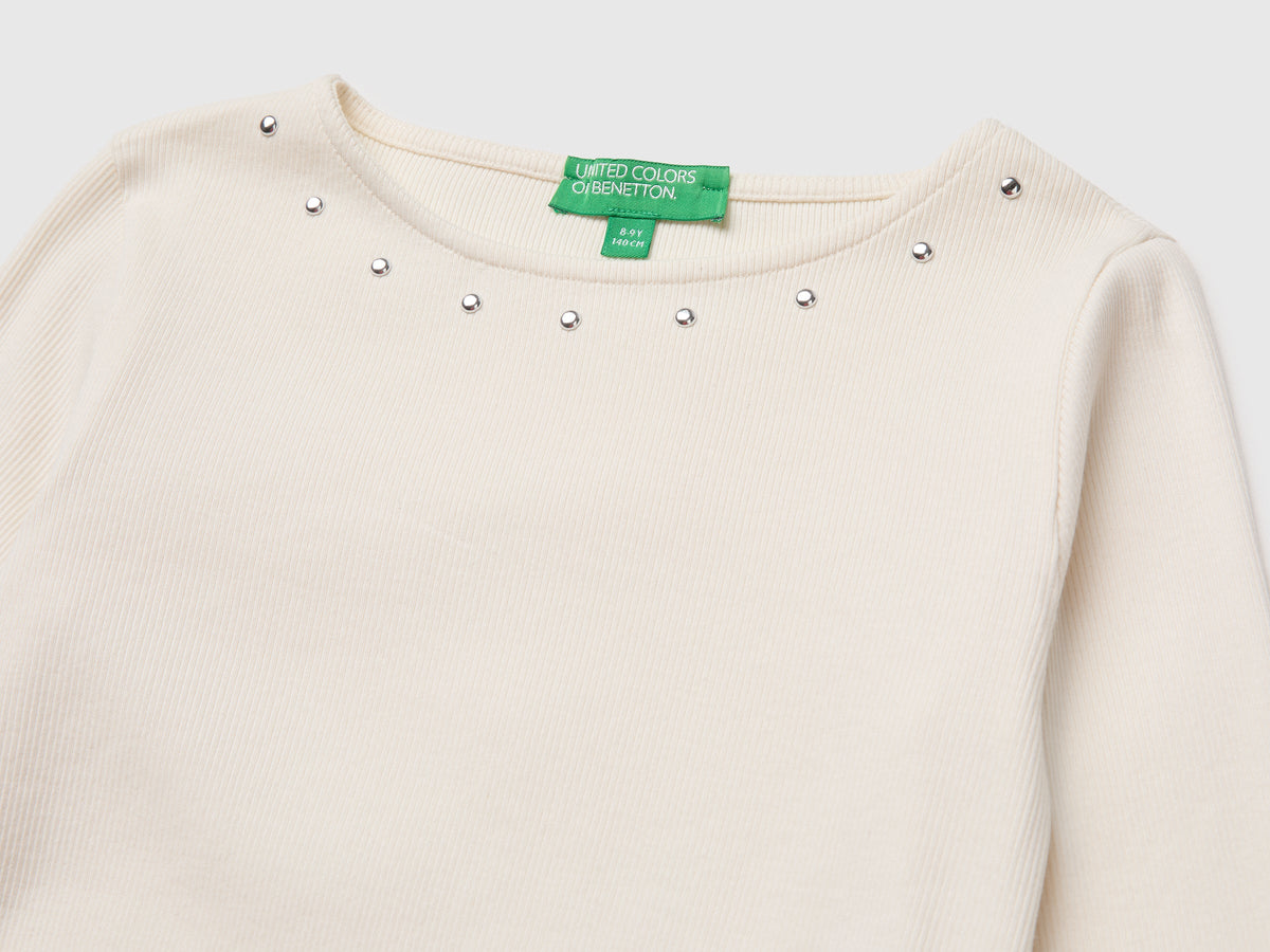 T-shirt con borchiette