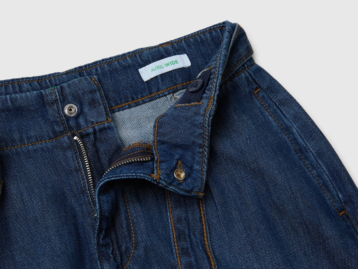 Jeans wide fit con cinturina