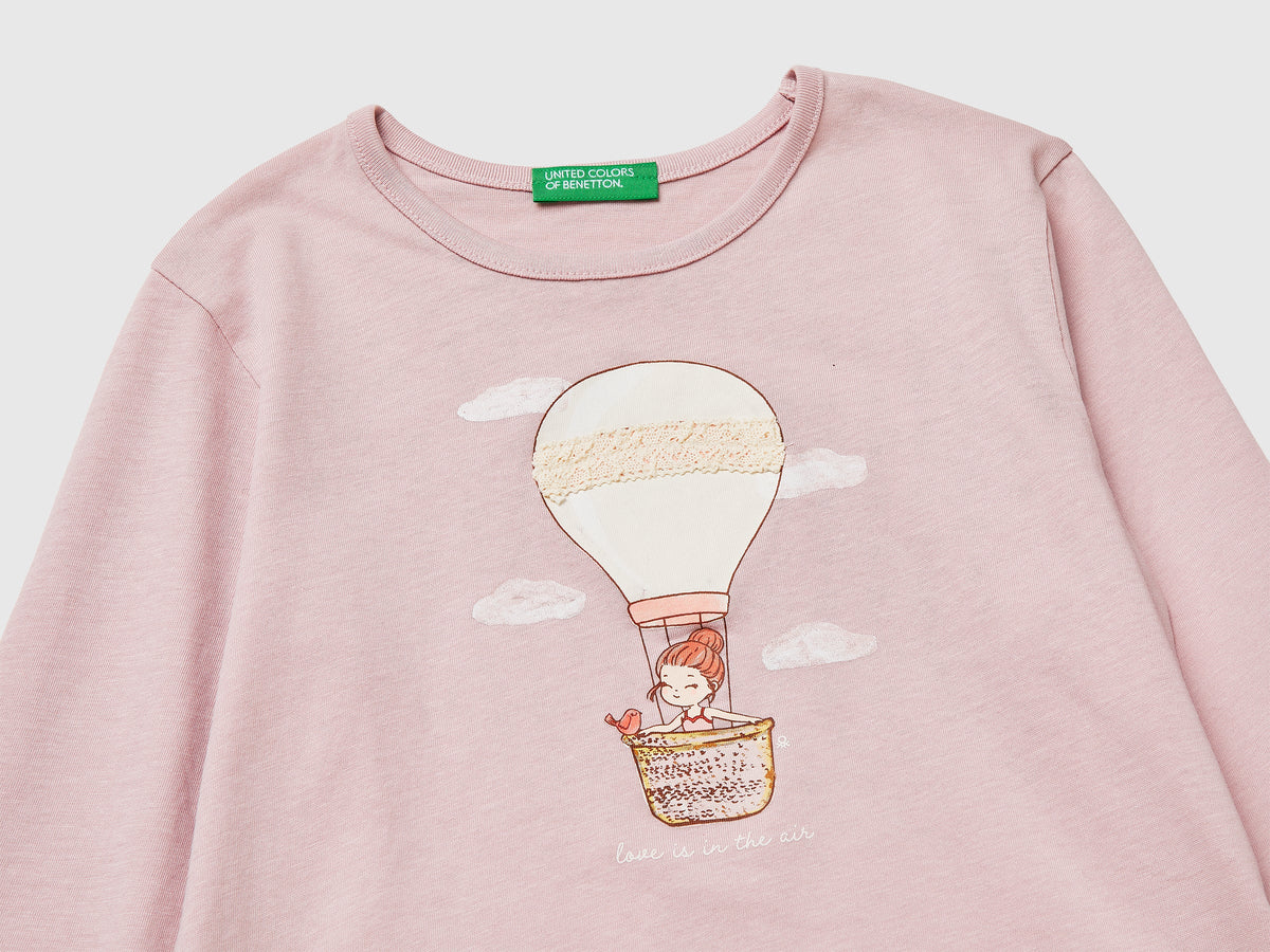 T-shirt con stampa e applicazioni
