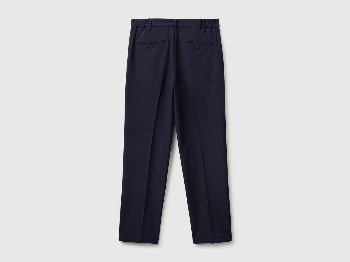 Pantaloni con pinces e piega