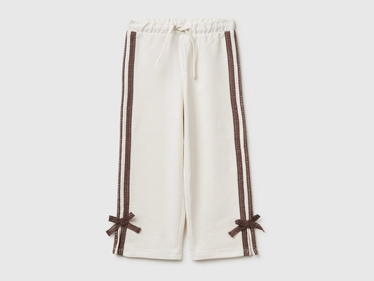 Pantaloni con pizzo e fiocchetti